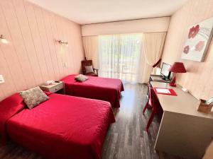 埃维昂莱班帕诺拉马酒店-餐厅的酒店客房配有两张床和一张书桌