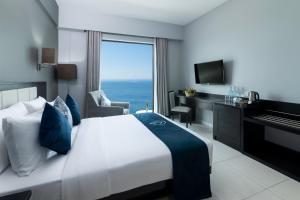科伦坡MaRadha Colombo的酒店客房设有一张床,享有海景。