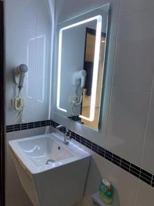 芭东海滩Beverly Hills Villa Patong的一间带水槽和镜子的浴室