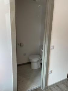 因弗内斯Rooms in Inverness的一间位于客房内的白色卫生间的浴室
