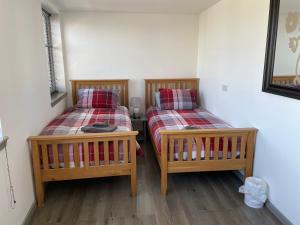 因弗内斯Rooms in Inverness的双床间设有2张单人床。