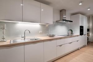 斯普利特K luxury residence的厨房配有白色橱柜和水槽