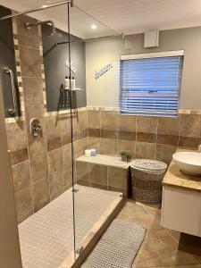 德克尔德斯WhaleTale的带淋浴和盥洗盆的浴室
