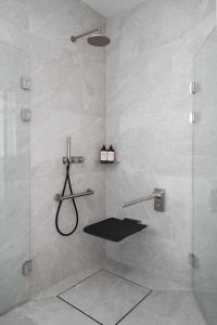 波尔沃RUNO Hotel Porvoo的浴室里设有黑色架子淋浴