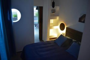 法马拉EL REFUGIO的一间卧室设有蓝色的床和窗户。