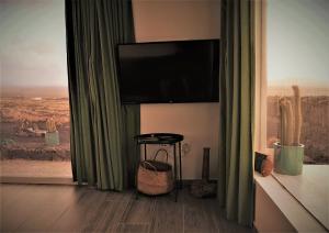 法马拉EL REFUGIO的客房设有大窗户,享有沙漠美景
