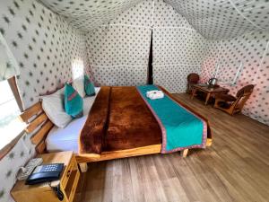卡索尔North Deodar Camps的一间卧室,卧室内配有一张大床