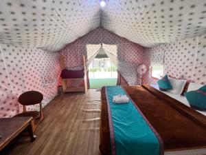 卡索尔North Deodar Camps的帐篷内一间卧室,配有一张床