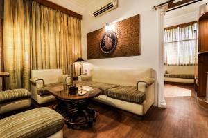 巴雷利Resort Sita Kiran的客厅配有沙发和桌子