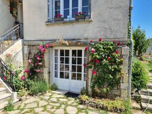 孔东VILLA PIERRE的一座带白色门和玫瑰的房子