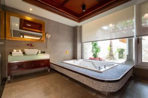 台北印石时尚旅馆的带浴缸、水槽和窗户的浴室