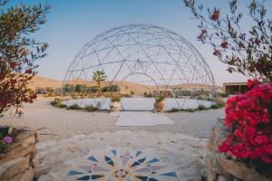 米茨佩·拉蒙Alpaca Farm - חוות האלפקות的沙漠中带圆顶的圆顶建筑
