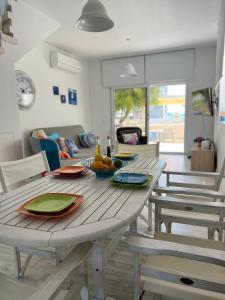 皮尔瓦利亚Cozy beach house的客厅设有木桌和用餐室