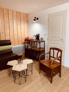 孔东VILLA PIERRE的客厅配有沙发、椅子和桌子