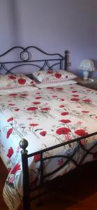 阿韦扎诺Residence Claudia的卧室里一张红色鲜花的床