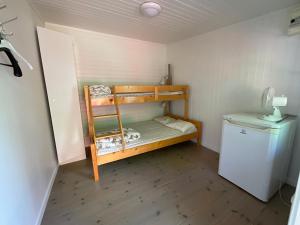 龙讷比Aspan Kurs & Lägergård的一间小房间,配有双层床和冰箱