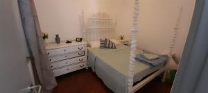 里斯本Moradia em vila da cidade的一间小卧室,配有一张床和一个梳妆台