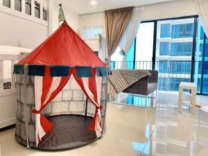 莎阿南6Pax Suites Setia City Convention Trefoil Shah Alam SiS Homestay的一间客房中间的帐篷