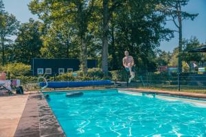 IJhorstEuroParcs Reestervallei的一座游泳池,上面有一座人跳入水中的雕像