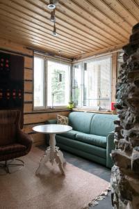 罗瓦涅米Talo Valoisa的客厅配有绿色沙发和桌子
