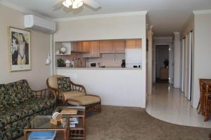 怀卢库Maalaea Kai Resort 213的带沙发的客厅和厨房