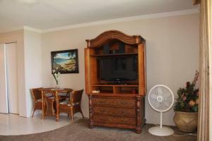怀卢库Maalaea Kai Resort 213的客厅配有电视和桌子