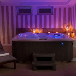 波别罗沃Villa Puerto的紫色照明的客房内的浴缸