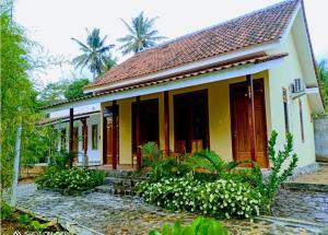 PasanggaranRumah Mertua Pulau Merah的黄色的小房子