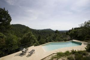 蒙罗约肯索拉松酒店的山景游泳池