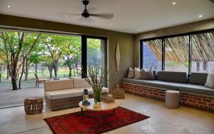 KlipdriftNgala Lodge的客厅配有沙发和桌子