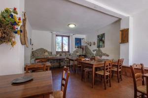 皮亚恩卡斯塔尼亚伊奥Casale I Cascetti的用餐室配有木桌和椅子