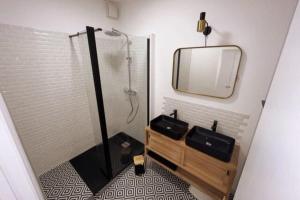 Aux MARCHES DU PALAIS - AC CLIM - SPACIEUX - TERRASSE - WIFI的一间浴室
