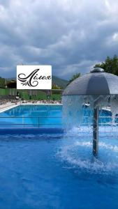 波利亚纳丽乐雅酒店的一个带遮阳伞的游泳池