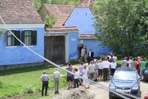 维斯克里Viscri 9的一群站在蓝色房子前面的人