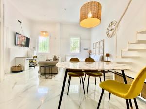 马德里Charming Madrid Studio - Largas Estancias的用餐室以及带桌椅的起居室。