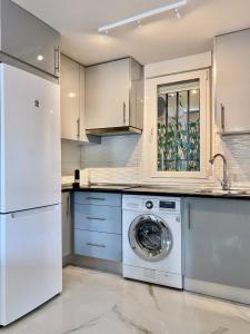 马德里Charming Madrid Studio - Largas Estancias的厨房配有洗衣机和烘干机