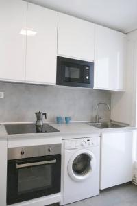 潘普洛纳Apartamento Pamplona 1的厨房配有洗衣机和微波炉。