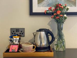 Hugh Town大西洋酒店的餐桌,茶几,咖啡壶,花瓶