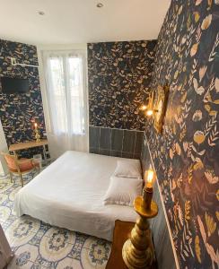 尼斯因特雷肯酒店的一间卧室配有一张床和一张带花卉壁纸的墙壁