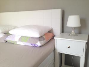 比奥格勒·纳·莫鲁Two-Bedroom Apartment Grandica的白色的床、白色床头柜和台灯