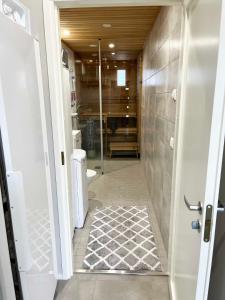 索特Kelopyry的一间带步入式淋浴间和卫生间的浴室