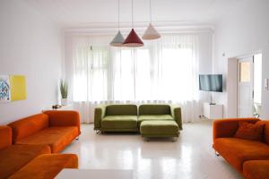 姆拉哥沃Apartamenty Mrągowo Warszawska Cudo Studio的客厅配有沙发和两把椅子