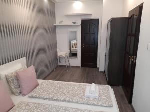 布达佩斯Budapest Central Andrassy Apartment的小房间,配有一张带枕头的床