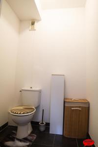 雅莱地区圣梅达尔MADININA DAY的一间带卫生间和垃圾桶的浴室