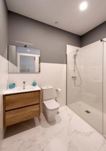 MugardosApartamentos Bestarruza的浴室配有卫生间、淋浴和盥洗盆。