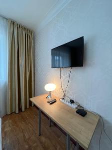 乌兰巴托Khongor Guest house & Tours的一间房间,墙上设有一张桌子和一台电视