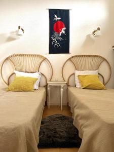 利尼翁河畔勒尚邦"Les Oiseaux" avec terrasse, parking, duplex的两张睡床彼此相邻,位于一个房间里