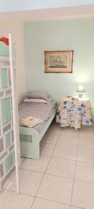 阿纳维索斯The Athenian Riviera Summer Nest的一间卧室配有一张双层床和一张桌子