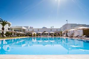 哈马马特TMK Hotel Flora Park - Adults Only的一个带椅子和遮阳伞的大型游泳池