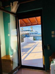 萨莫色雷斯KIRKOS “PORTO”的通往享有码头景致的阳台的门